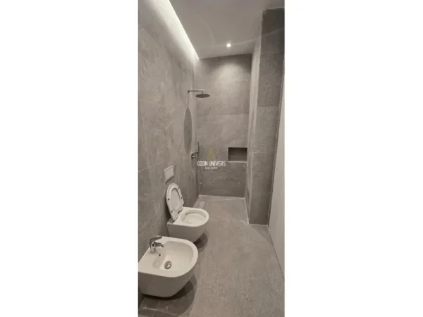 Tirane, jepet me qera apartament 1+1+Ballkon Kati 6, 61 m² 700 € (Komuna e Parisit)