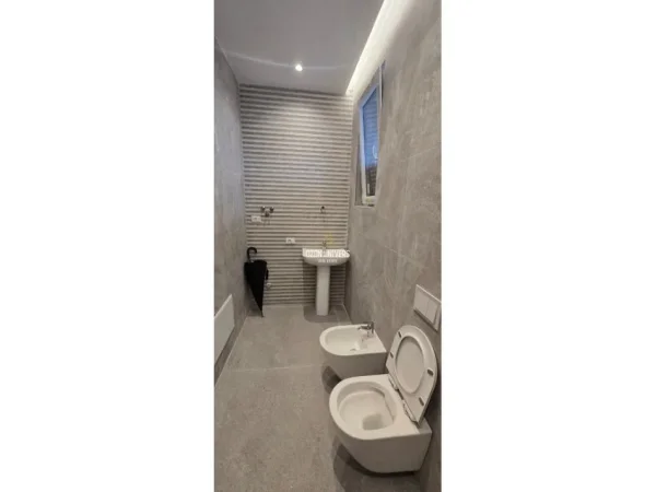 Tirane, jepet me qera apartament 1+1+Ballkon Kati 6, 61 m² 700 € (Komuna e Parisit)