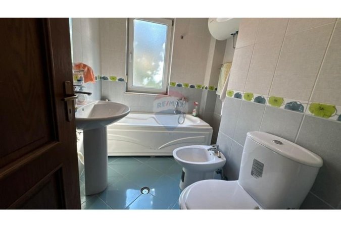 Tirane, jepet me qera apartament Kati 3, 107 m² 700 € (Prane kompleksit "Colombo")