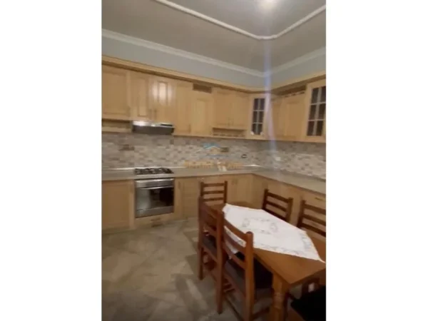 Tirane, jepet me qera apartament 2+1 Kati 2, 75 m² 500 € (porcelan)