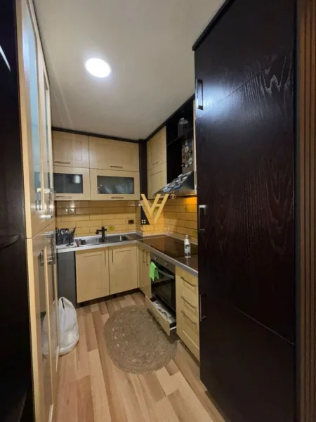 Tirane, jepet me qera apartament 2+1+Ballkon Kati 4, 100 m² 800 € (ISH EKSPOZITA SOT)