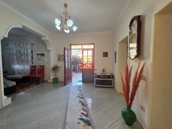 Vlore, shitet shtepi 2+1+Ballkon Kati 0, 100 m² 240.000 € (Kuzum Baba)