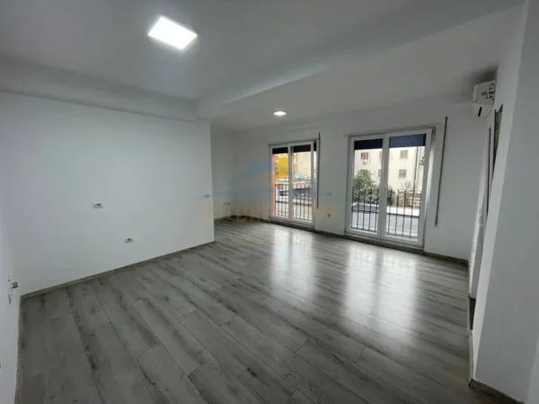 Tirane, jepet me qera apartament 1+1 Kati 1, 64 m² 500 € (Rruga Frosina Plaku, 21 Dhjetori)
