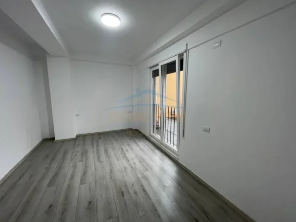 Tirane, jepet me qera apartament 1+1 Kati 1, 64 m² 500 € (Rruga Frosina Plaku, 21 Dhjetori)