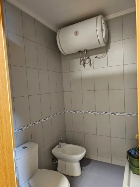 Tirane, jepet me qera zyre , 126 m² 1.200 € (Rruga e Kavajës)