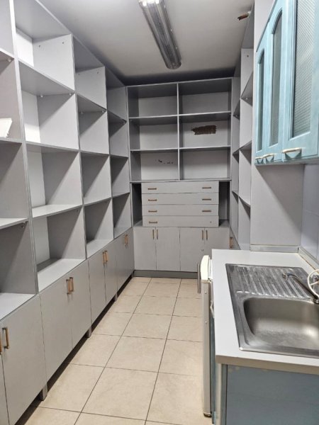 Tirane, jepet me qera zyre , 126 m² 1.200 € (Rruga e Kavajës)