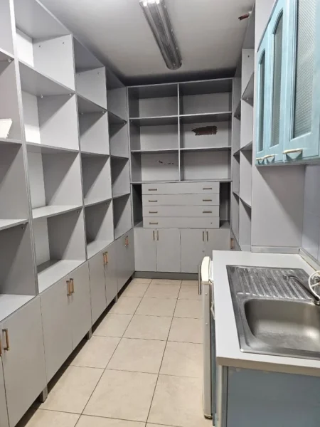 Tirane, jepet me qera zyre , 126 m² 1.200 € (Rruga e Kavajës)