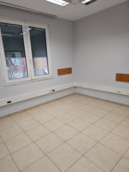 Tirane, jepet me qera zyre , 126 m² 1.200 € (Rruga e Kavajës)