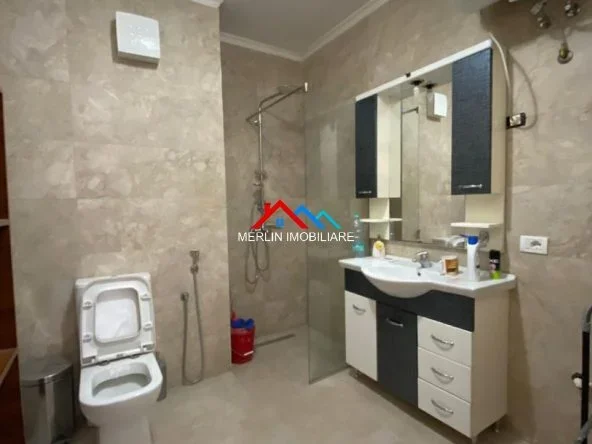 Tirane, jepet me qera zyre Kati 11, 143 m² 1.500 € (RRUGA ASTRIT BALLUKU,MYSLYM SHYRI)