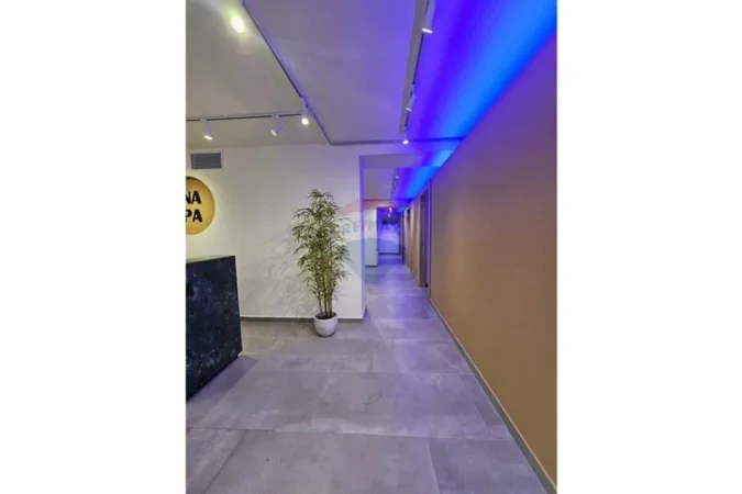 Tirane, jepet me qera dyqan Kati -1, 130 m² 1.600 € 