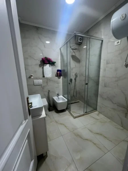 Tirane, jepet me qera apartament , 110 m² 1.300 € (Qender)