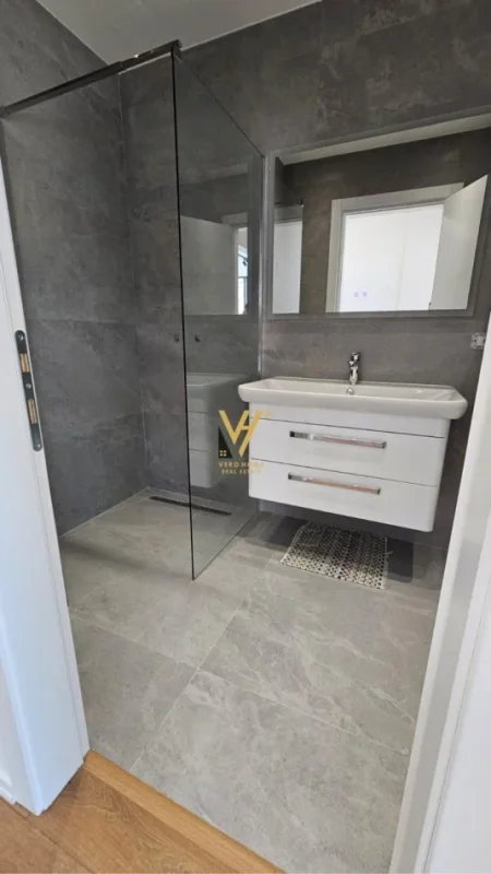 Tirane, jepet me qera zyre Kati 3, 130 m² 1.700 € (LAKEVIEW RESIDENCE)