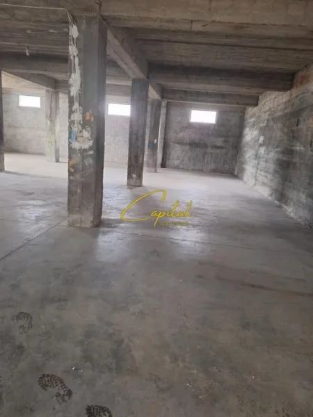 Tirane, jepet me qera magazine Kati -1, 270 m² 1.000 € (SAUK)