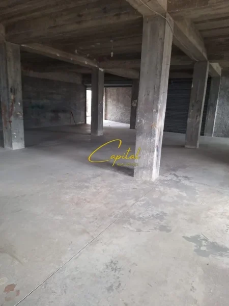 Tirane, jepet me qera magazine Kati -1, 270 m² 1.000 € (SAUK)