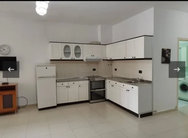 Jepet me Qira Apartament 1+1 i Konvertuar në 2+1 ne Yzberisht (pranë Bar Unik),  400 €uro