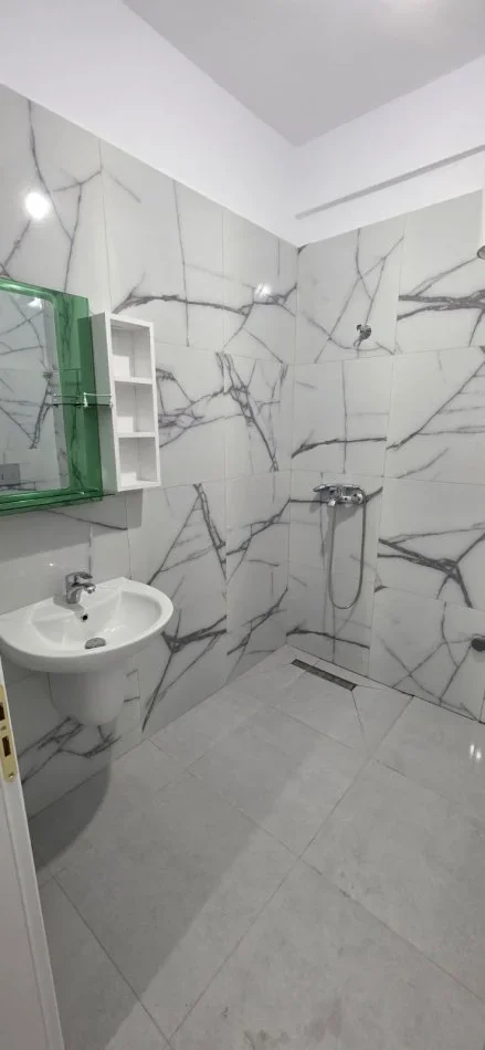 Tirane, jap me qera 1+1+Ballkon , 70 m² 450 € (Astir (teodor keko))