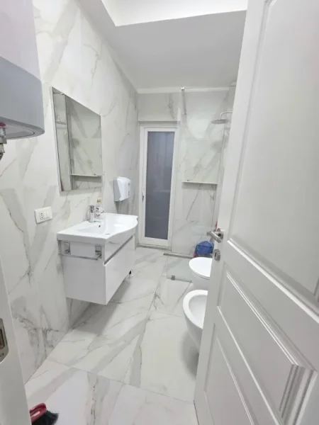 Tirane, jepet me qera apartament 3+1 Kati 2, 115 m² 800 € 