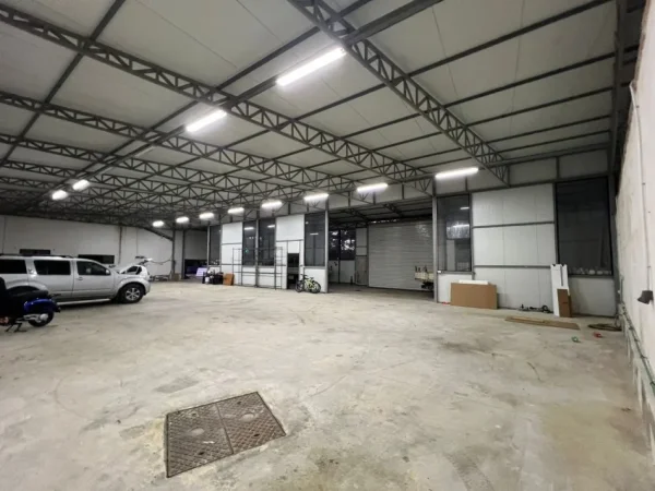 Tirane, jepet me qera magazine Kati 0, 700 m² 3.500 € (Rruga Myslym Keta)