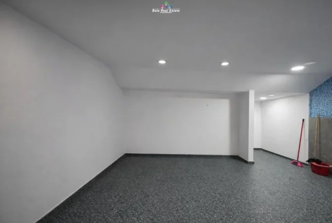 Tirane, jepet me qera dyqan Kati 0, 35 m² 465 € (Rruga e Kavajes)