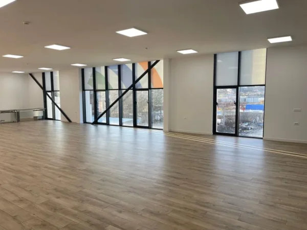 Tirane, jepet me qera zyre Kati 2, 200 m² 1.150 € (kashar)