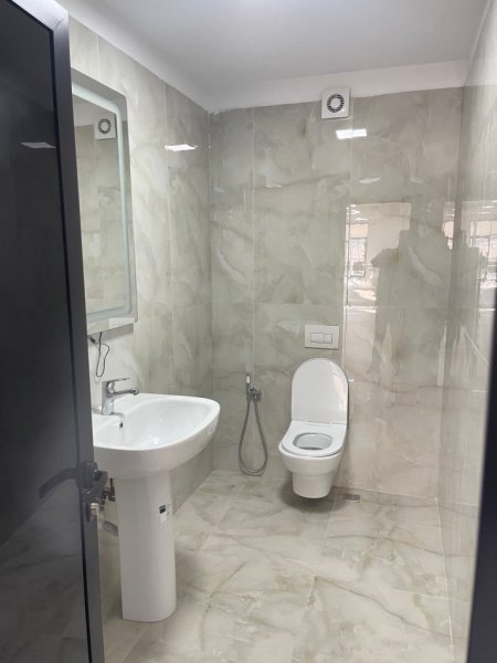 Tirane, jepet me qera zyre Kati 2, 200 m² 1.150 € (kashar)