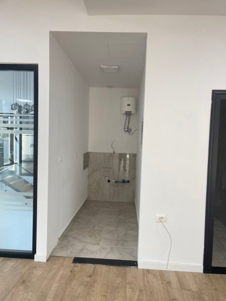 Tirane, jepet me qera zyre Kati 2, 200 m² 1.150 € (kashar)