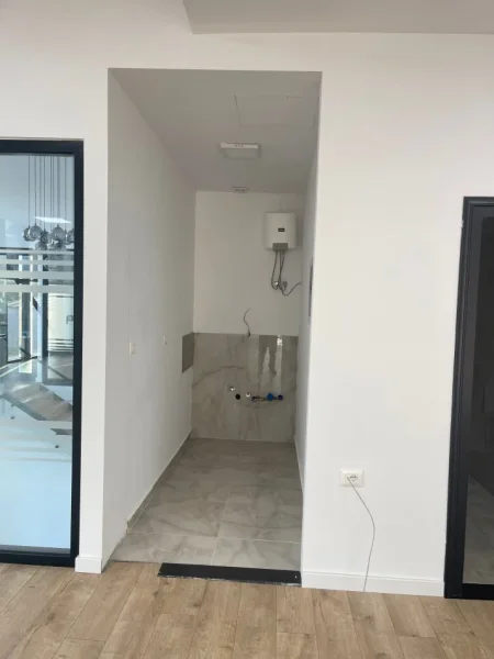Tirane, jepet me qera zyre Kati 2, 200 m² 1.150 € (kashar)