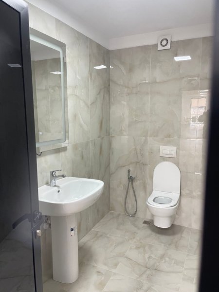 Tirane, jepet me qera zyre Kati 2, 200 m² 1.150 € (kashar)