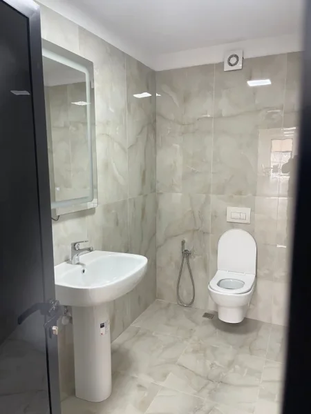 Tirane, jepet me qera zyre Kati 2, 200 m² 1.150 € (kashar)