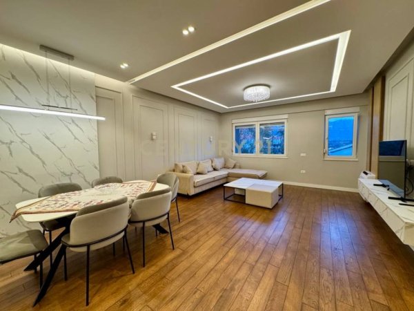 Tirane, shitet apartament duplex 3+1+Ballkon Kati 3, 145 m² (liqeni i thate)