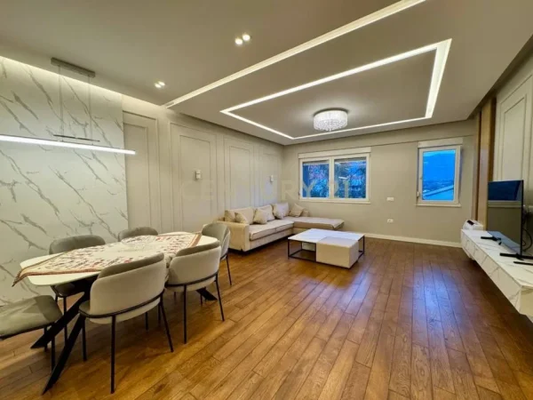 Tirane, shitet apartament duplex 3+1+Ballkon Kati 3, 145 m² (liqeni i thate)