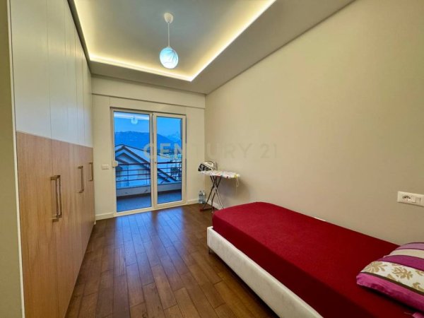 Tirane, shitet apartament duplex 3+1+Ballkon Kati 3, 145 m² (liqeni i thate)