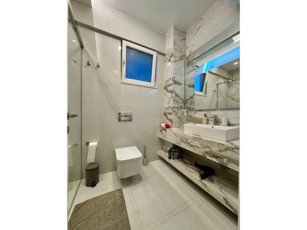 Tirane, shitet apartament duplex 3+1+Ballkon Kati 3, 145 m² (liqeni i thate)