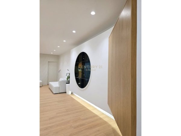 Tirane, jepet me qera zyre Kati 4, 96 m² 1.500 € (blloku)