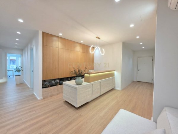 Tirane, jepet me qera zyre Kati 4, 96 m² 1.500 € (blloku)