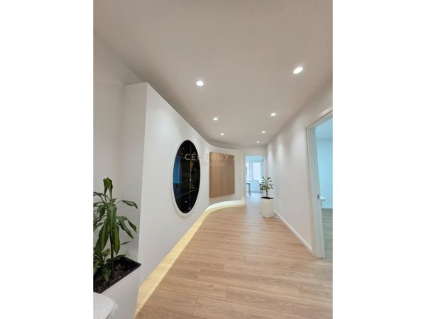 Tirane, jepet me qera zyre Kati 4, 96 m² 1.500 € (blloku)
