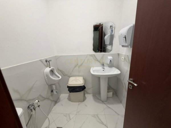 Tirane, jepet me qera zyre Kati 1, 237 m² 4.400 € (perballe delijorgjit)