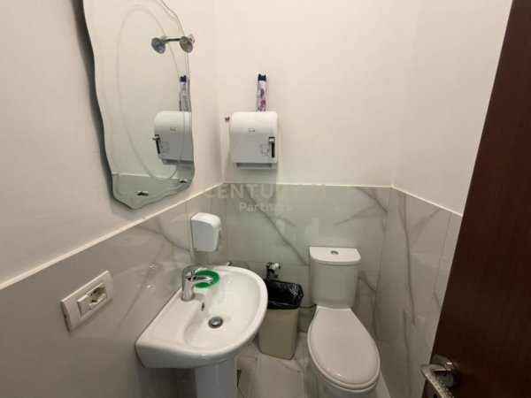 Tirane, jepet me qera zyre Kati 1, 237 m² 4.400 € (perballe delijorgjit)