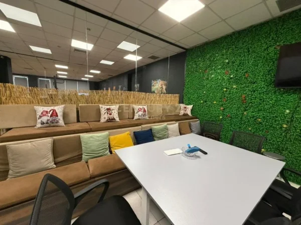 Tirane, jepet me qera zyre Kati 1, 237 m² 4.400 € (perballe delijorgjit)