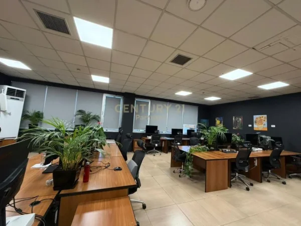 Tirane, jepet me qera zyre Kati 1, 237 m² 4.400 € (perballe delijorgjit)