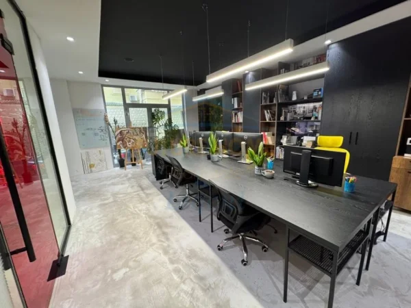 Tirane, shitet dyqan , 101 m² 228.000 € (Liqeni i Thatë)