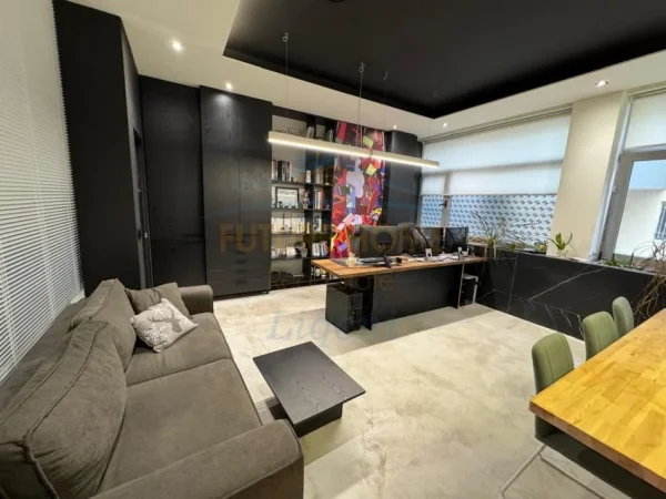 Tirane, shitet dyqan , 101 m² 228.000 € (Liqeni i Thatë)