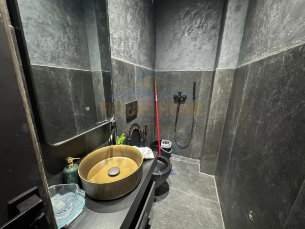 Tirane, shitet dyqan , 101 m² 228.000 € (Liqeni i Thatë)