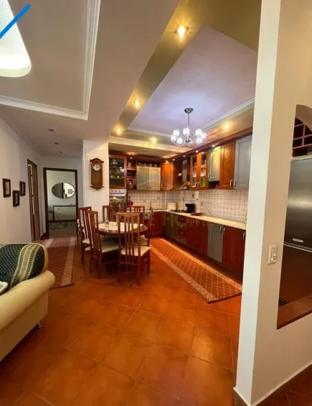 Tirane, jepet me qera apartament 2+1+2+Ballkon Kati 7, 100 m² 700 € (21 Dhjetori)