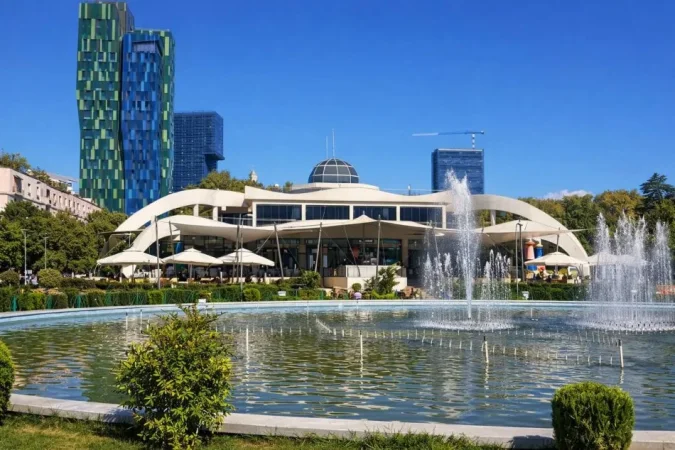 Tirane, jepet me qera ambjent biznesi Kati 1, 76 m² 1.500 € (Prane Taiwan)