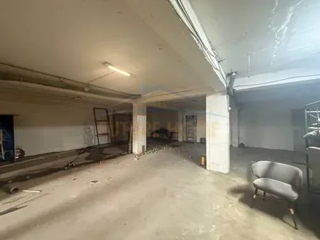 Tirane, jepet me qera magazine Kati -1, 160 m² 700 € (Rruga Besa)