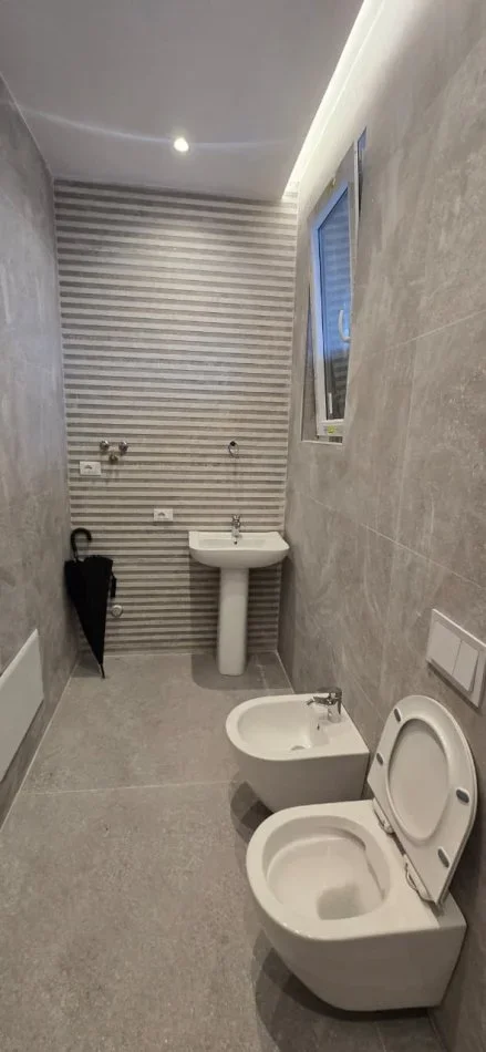 Tirane, jepet me qera apartament 1+1 Kati 6, 700 € (Komuna e Parisit)