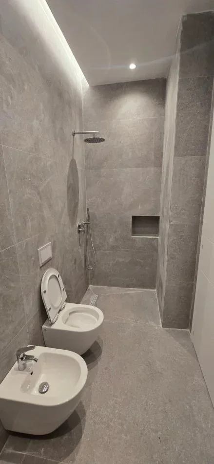 Tirane, jepet me qera ambjent biznesi Kati 6, 70 m² 700 € (Komuna e Parisit.)
