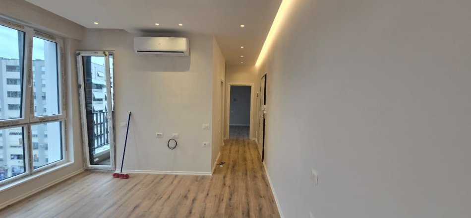 Tirane, jepet me qera ambjent biznesi Kati 6, 70 m² 700 € (Komuna e Parisit.)
