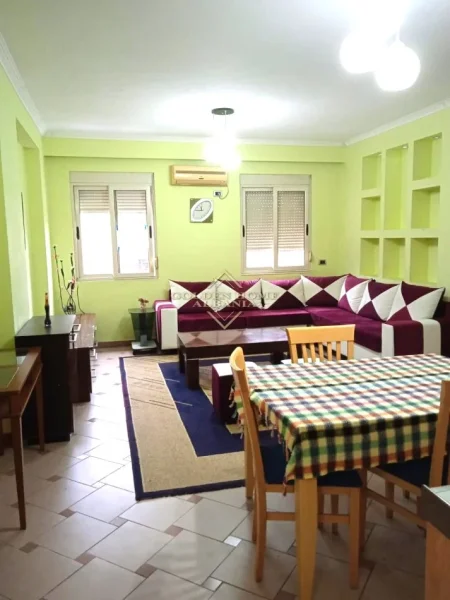 Tirane, jepet me qera 2+1 , 74 m² 650 €